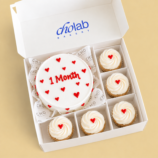1 Month — Mini Cake with Five Cupcakes